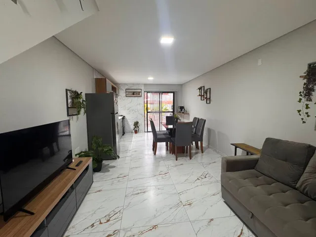 Casa 2 quartos e 2 banheiros, à venda, no bairro São João do Rio Vermelho em Florianópolis