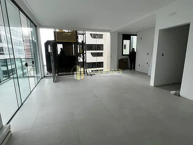 Apartamento com 224m² 3 quartos e 4 banheiros, à venda, no bairro Meia Praia em Itapema