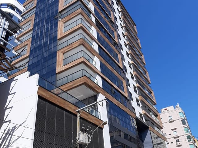 Apartamento com 269m² 4 quartos e 5 banheiros, à venda, no bairro Meia Praia em Itapema