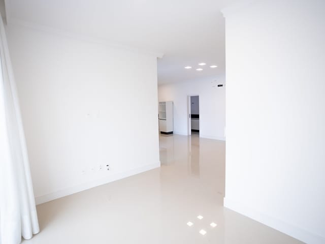 Apartamento com 122m² 3 quartos e 4 banheiros, à venda, no bairro Meia Praia em Itapema