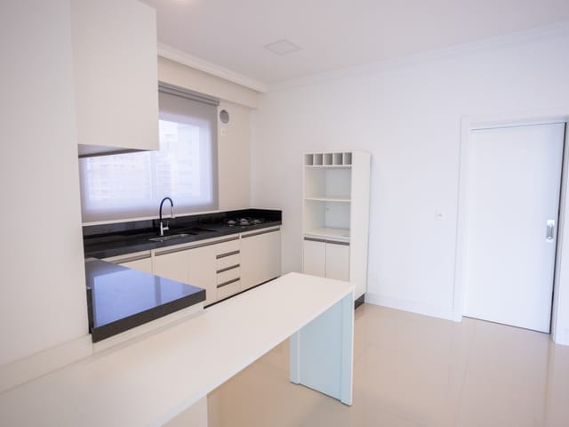 Apartamento com 122m² 3 quartos e 4 banheiros, à venda, no bairro Meia Praia em Itapema