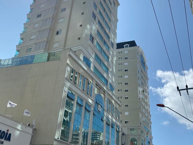 Apartamento com 300m² 4 quartos e 5 banheiros, à venda, no bairro Meia Praia em Itapema