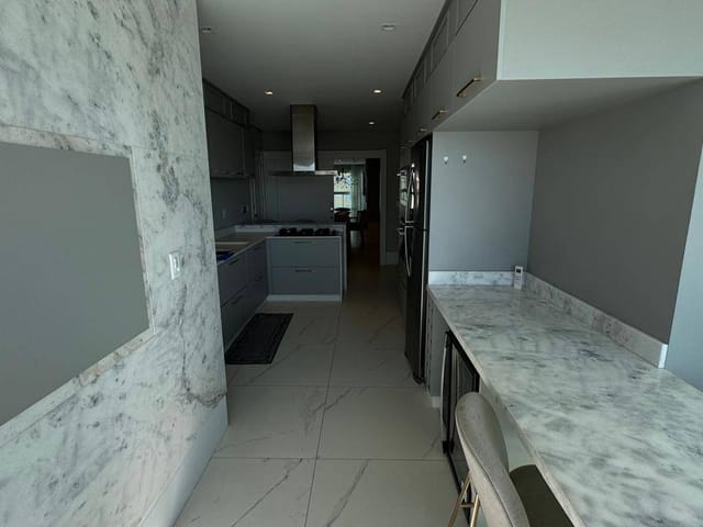 Apartamento com 300m² 4 quartos e 5 banheiros, à venda, no bairro Meia Praia em Itapema