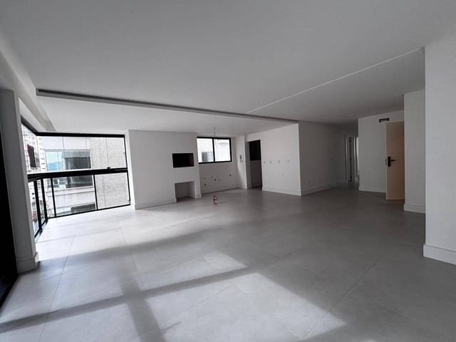 Apartamento com 160m² 3 quartos e 4 banheiros, à venda, no bairro Meia Praia em Itapema