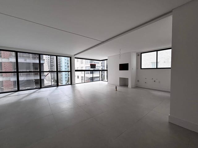 Apartamento com 160m² 3 quartos e 4 banheiros, à venda, no bairro Meia Praia em Itapema