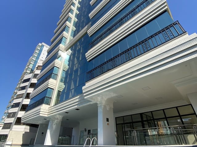 Apartamento com 187m² 4 quartos e 5 banheiros, à venda, no bairro Meia Praia em Itapema
