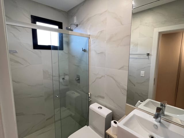 Apartamento com 187m² 4 quartos e 5 banheiros, à venda, no bairro Meia Praia em Itapema