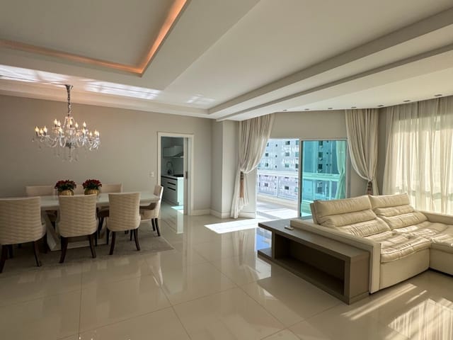 Apartamento com 665m² 4 quartos e 5 banheiros, à venda, no bairro Meia Praia em Itapema