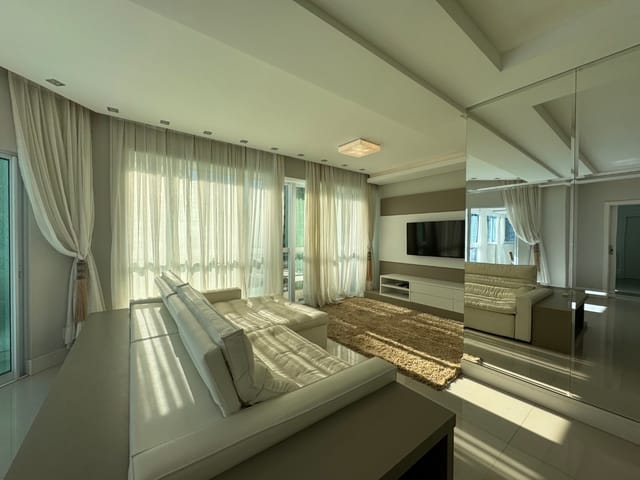 Apartamento com 665m² 4 quartos e 5 banheiros, à venda, no bairro Meia Praia em Itapema