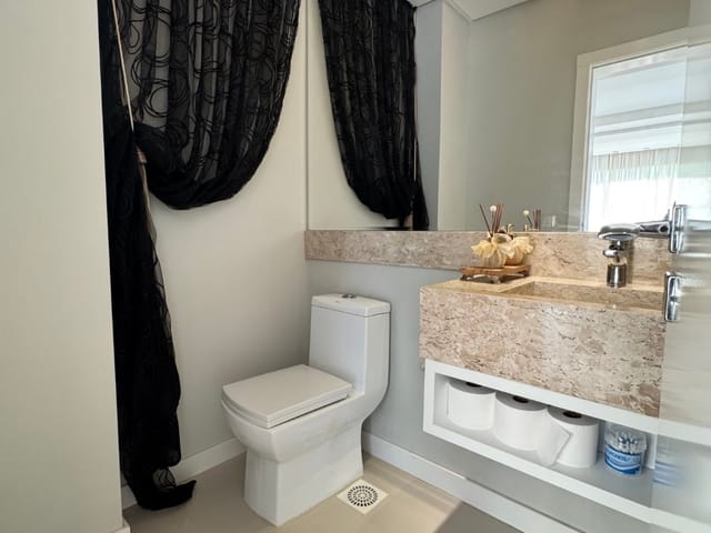 Apartamento com 665m² 4 quartos e 5 banheiros, à venda, no bairro Meia Praia em Itapema