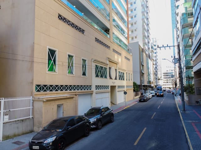 Apartamento com 260m² 4 quartos e 5 banheiros, à venda, no bairro Meia Praia em Itapema