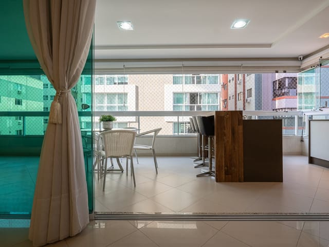 Apartamento com 260m² 4 quartos e 5 banheiros, à venda, no bairro Meia Praia em Itapema