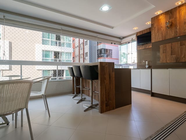 Apartamento com 260m² 4 quartos e 5 banheiros, à venda, no bairro Meia Praia em Itapema
