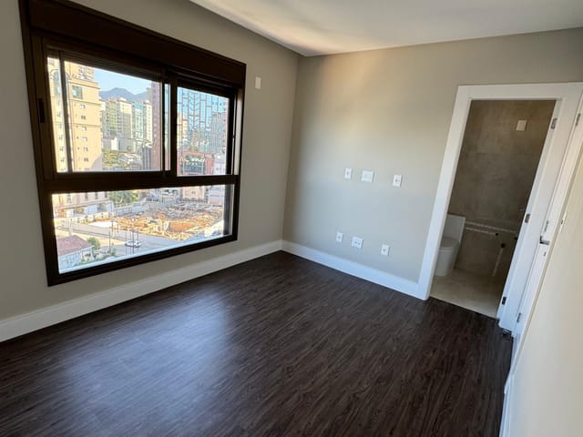 Apartamento com 185m² 4 quartos e 5 banheiros, à venda, no bairro Centro em Itapema