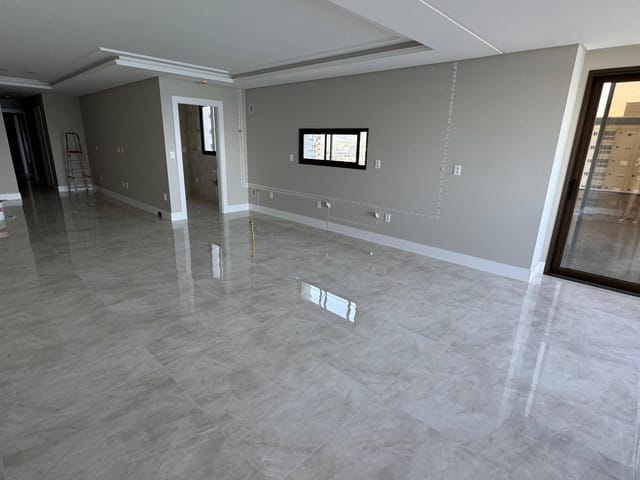 Apartamento com 185m² 4 quartos e 5 banheiros, à venda, no bairro Centro em Itapema