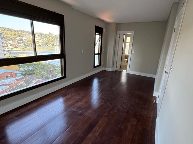 Apartamento com 185m² 4 quartos e 5 banheiros, à venda, no bairro Centro em Itapema