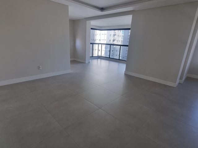 Apartamento com 162m² 4 quartos e 5 banheiros, à venda, no bairro Meia Praia em Itapema