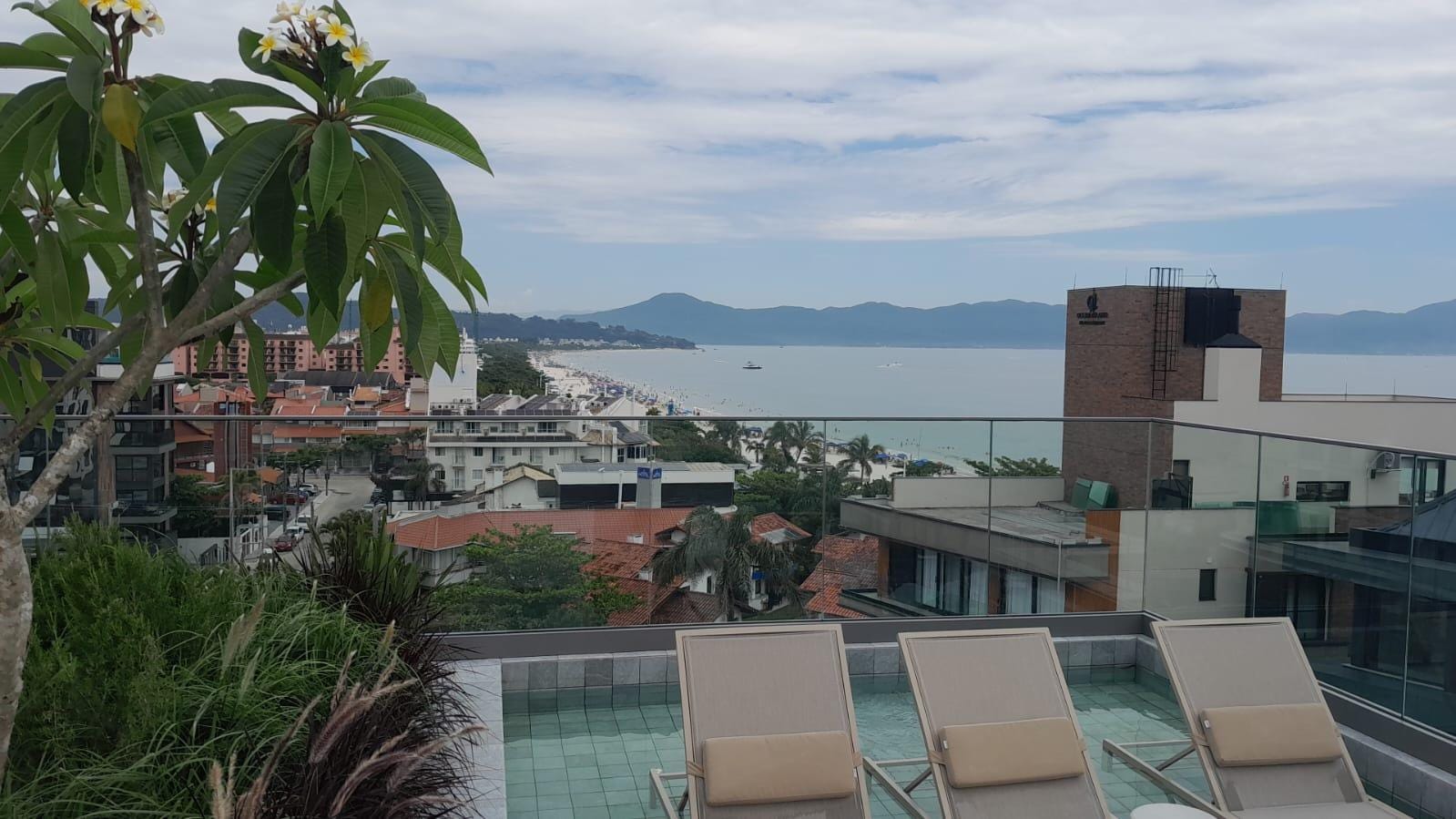 Lindo apartamento à venda, 70 metros do mar, 3 suites.