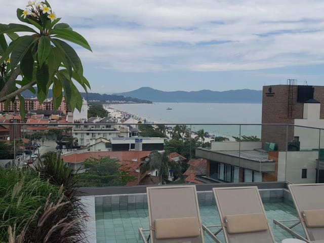 Lindo apartamento à venda, 70 metros do mar, 3 suites.