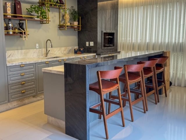 Apartamento com 251m² 4 quartos e 5 banheiros, à venda, no bairro Meia Praia em Itapema