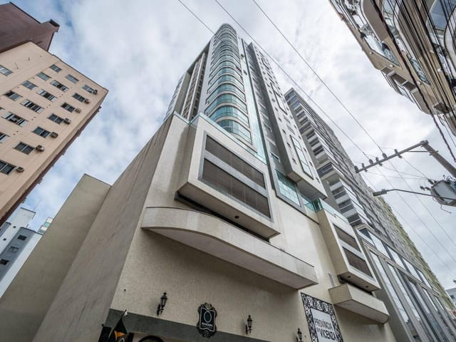 Apartamento com 190m² 4 quartos e 5 banheiros, à venda, no bairro Meia Praia em Itapema