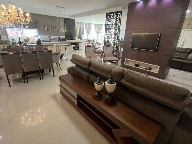 Apartamento com 190m² 4 quartos e 5 banheiros, à venda, no bairro Meia Praia em Itapema