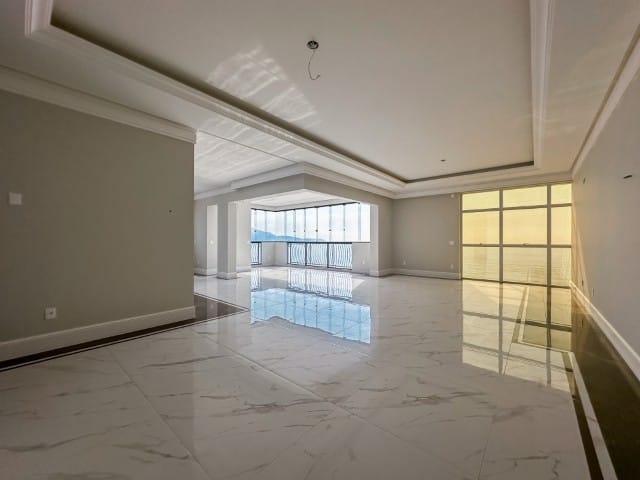 Apartamento com 348m² 4 quartos e 5 banheiros, à venda, no bairro Meia Praia em Itapema
