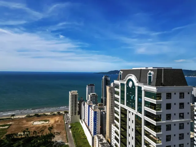 Apartamento com 183m² 4 quartos e 5 banheiros, à venda, no bairro Meia Praia em Itapema