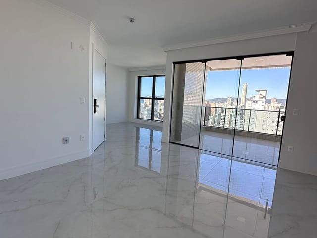 Apartamento com 135m² 3 quartos e 4 banheiros, à venda, no bairro Meia Praia em Itapema
