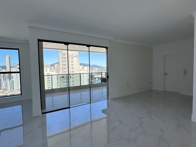 Apartamento com 135m² 3 quartos e 4 banheiros, à venda, no bairro Meia Praia em Itapema