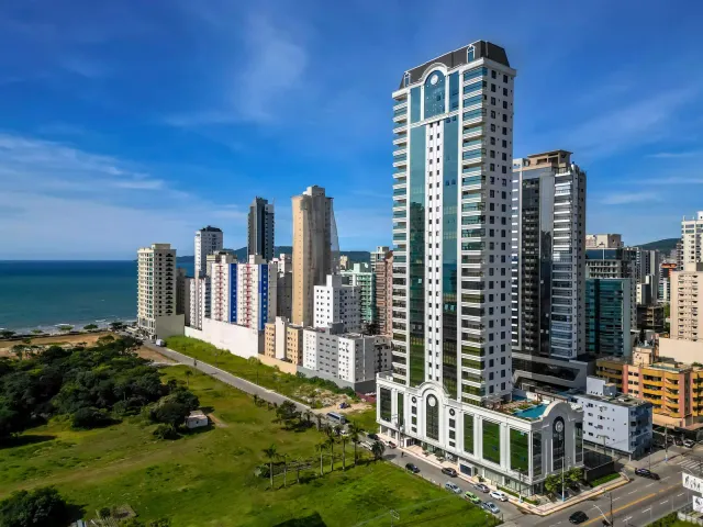 Apartamento com 183m² 4 quartos e 5 banheiros, à venda, no bairro Meia Praia em Itapema