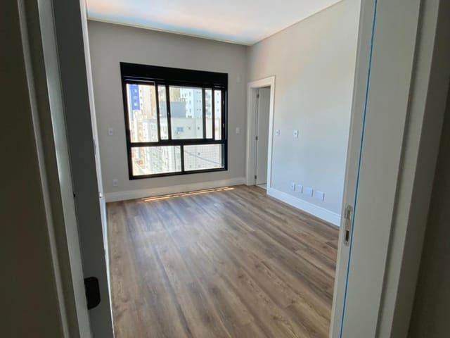 Apartamento com 183m² 4 quartos e 5 banheiros, à venda, no bairro Meia Praia em Itapema