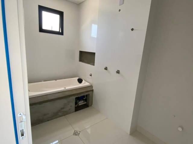 Apartamento com 183m² 4 quartos e 5 banheiros, à venda, no bairro Meia Praia em Itapema