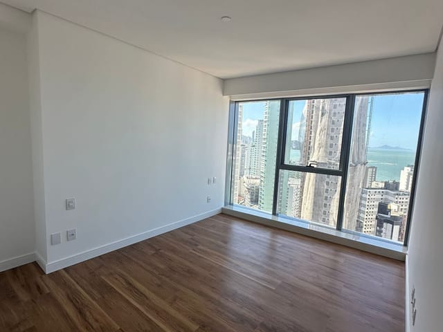 Apartamento com 165m² 4 quartos e 5 banheiros, à venda, no bairro Centro em Balneário Camboriú