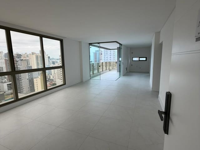 Apartamento com 135m² 3 quartos e 4 banheiros, à venda, no bairro Meia Praia em Itapema