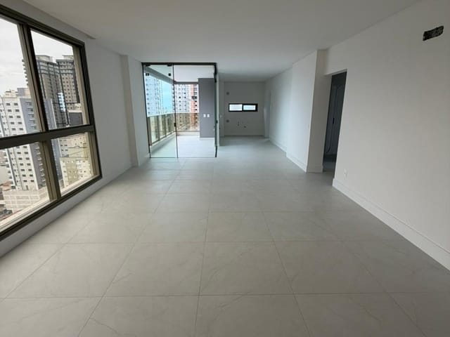 Apartamento com 135m² 3 quartos e 4 banheiros, à venda, no bairro Meia Praia em Itapema