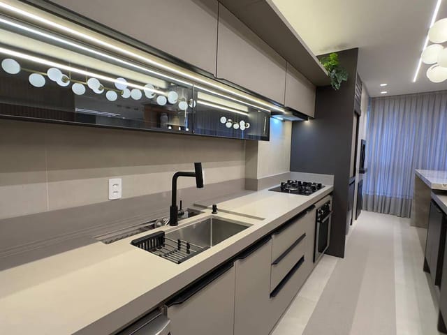 Apartamento com 128m² 3 quartos e 4 banheiros, à venda, no bairro Meia Praia em Itapema