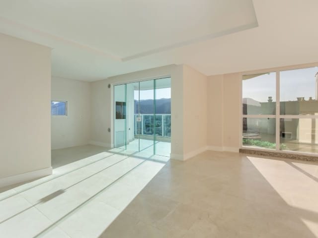 Apartamento com 127m² 3 quartos e 4 banheiros, à venda, no bairro Meia Praia em Itapema