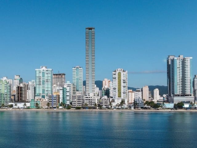 Apartamento com 331m² 4 quartos e 5 banheiros, à venda, no bairro Meia Praia em Itapema