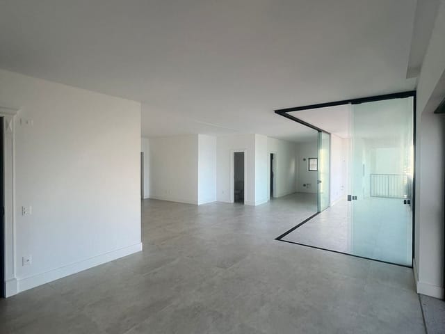 Apartamento com 185m² 4 quartos e 5 banheiros, à venda, no bairro Centro em Itapema