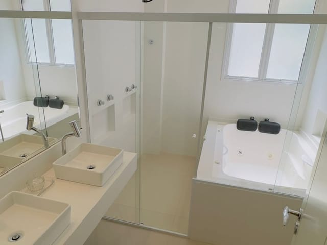Apartamento com 150m² 4 quartos e 5 banheiros, à venda, no bairro Meia Praia em Itapema
