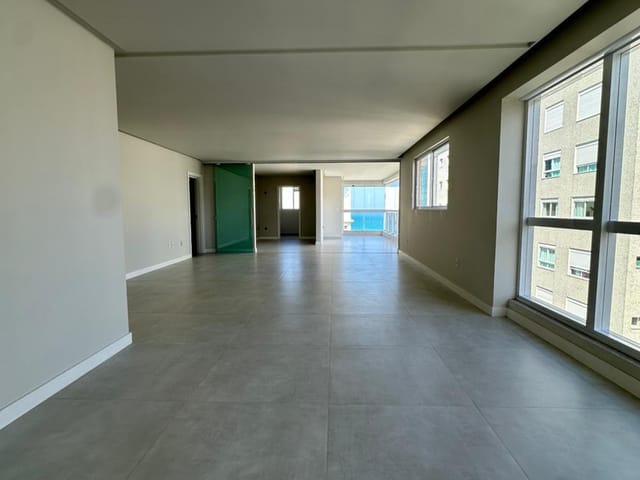 Apartamento com 208m² 4 quartos e 5 banheiros, à venda, no bairro Meia Praia em Itapema