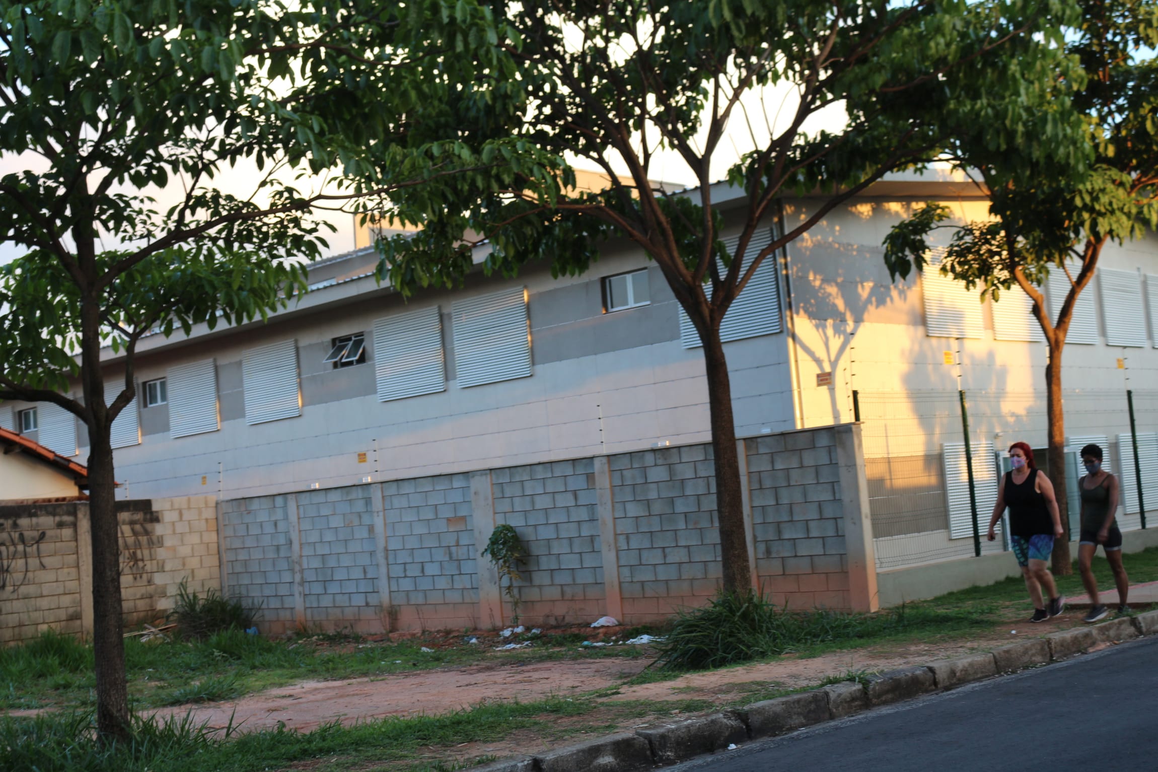Apartamento de 3 quartos, 1 banho , 1 vaga, perto do Posto de Saúde, com piscina e quadras, à venda, Santa Mônica, Belo Horizonte, MG. Documentação toda ok. miniatura 45