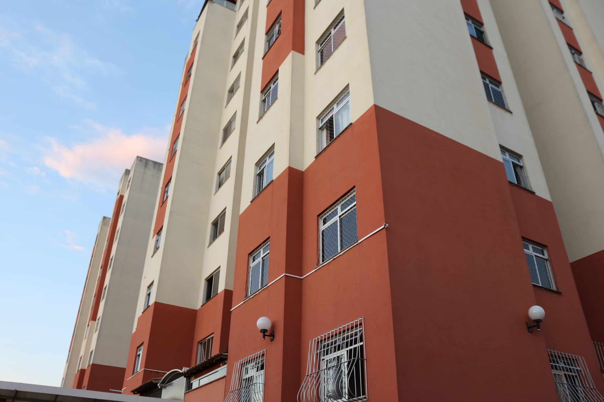 Apartamento de 3 quartos, 1 banho , 1 vaga, perto do Posto de Saúde, com piscina e quadras, à venda, Santa Mônica, Belo Horizonte, MG. Documentação toda ok. miniatura 2