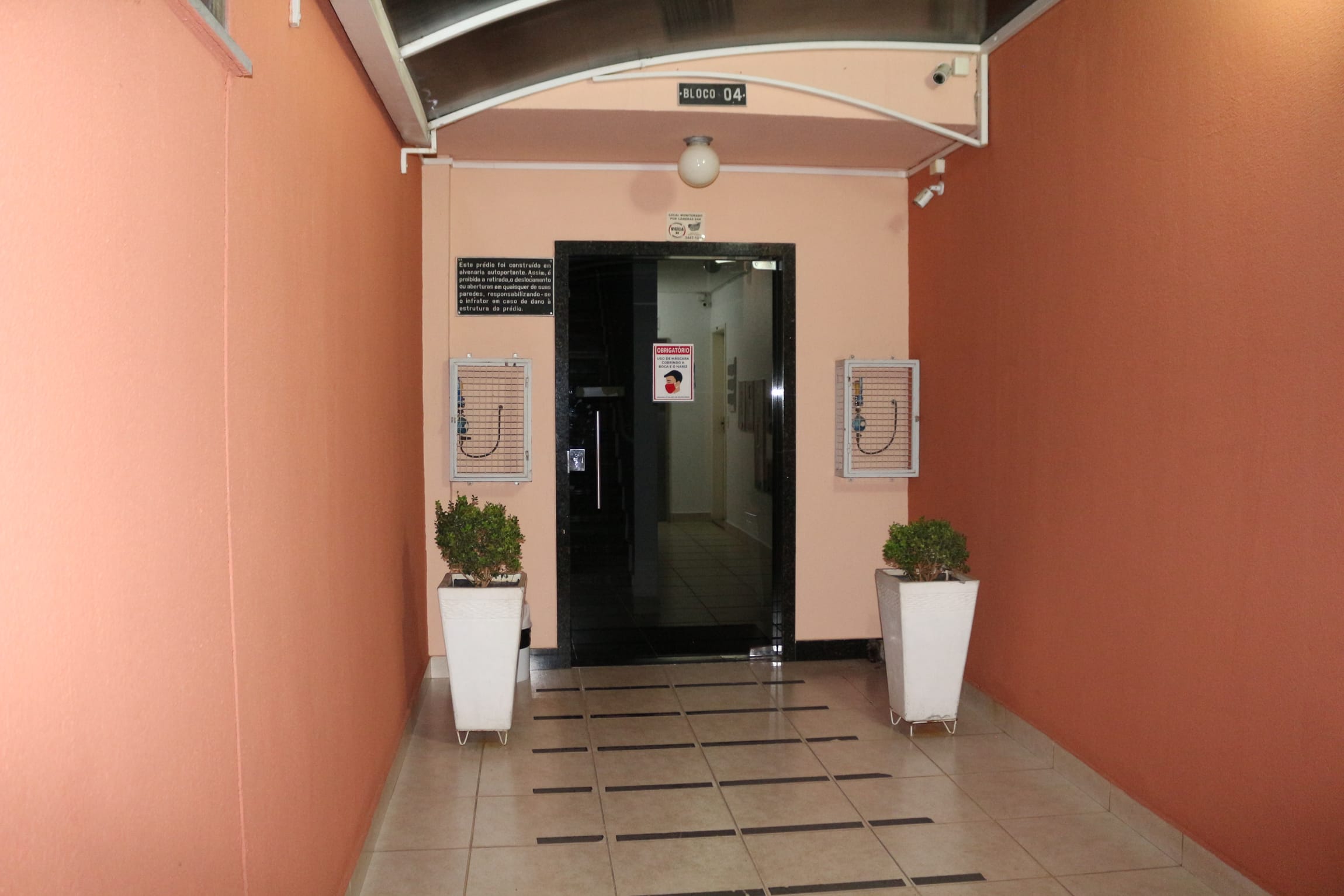 Apartamento de 3 quartos, 1 banho , 1 vaga, perto do Posto de Saúde, com piscina e quadras, à venda, Santa Mônica, Belo Horizonte, MG. Documentação toda ok. miniatura 48