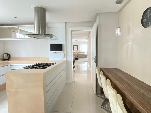 Apartamento com 221m² 4 quartos e 5 banheiros, à venda, no bairro Meia Praia em Itapema