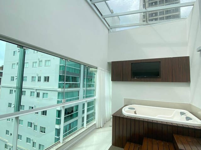 Apartamento com 221m² 4 quartos e 5 banheiros, à venda, no bairro Meia Praia em Itapema