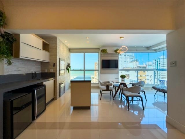 Apartamento com 304m² 4 quartos e 5 banheiros, à venda, no bairro Meia Praia em Itapema