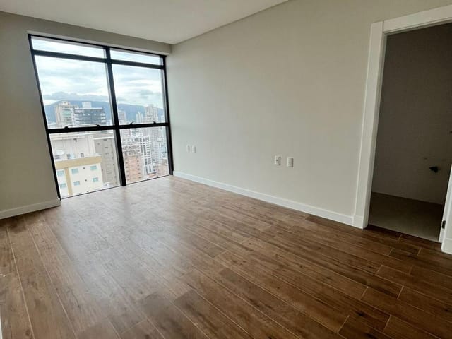 Apartamento com 182m² 4 quartos e 5 banheiros, à venda, no bairro Meia Praia em Itapema