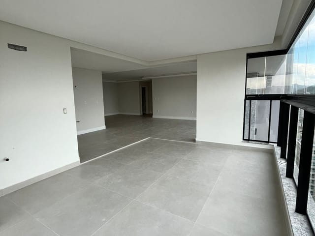 Apartamento com 182m² 4 quartos e 5 banheiros, à venda, no bairro Meia Praia em Itapema